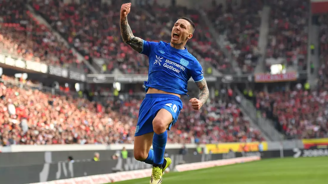 Schlug wieder mal per Freistoß zu: Bayers Alejandro Grimaldo. - Bild: Achim Keller/dpa