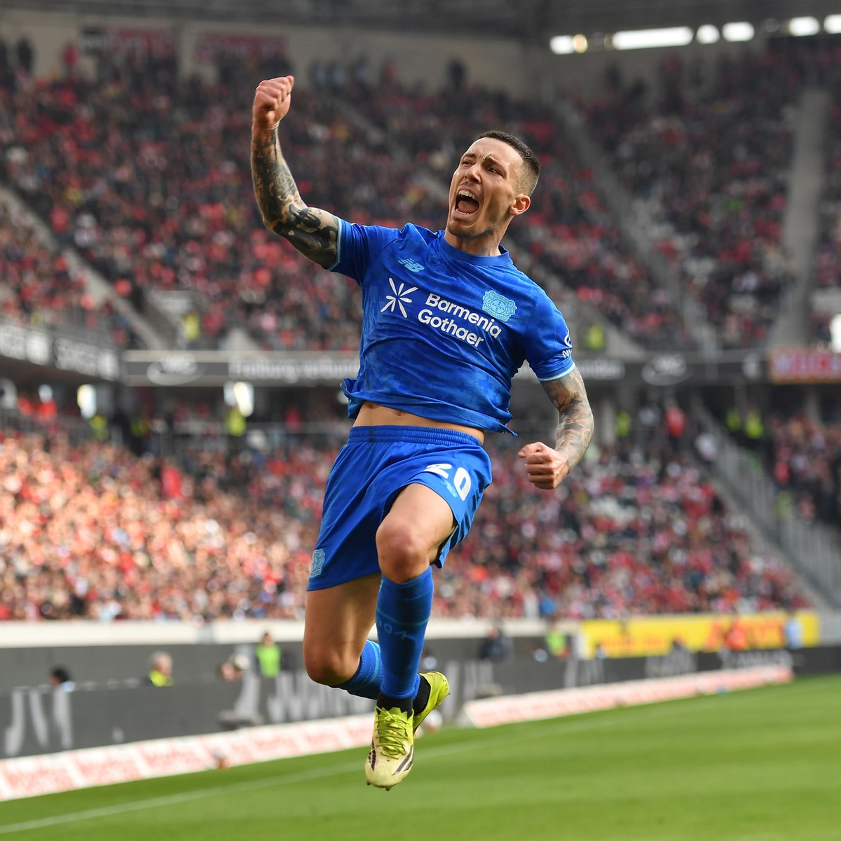 Schlug wieder mal per Freistoß zu: Bayers Alejandro Grimaldo. - Foto: Achim Keller/dpa