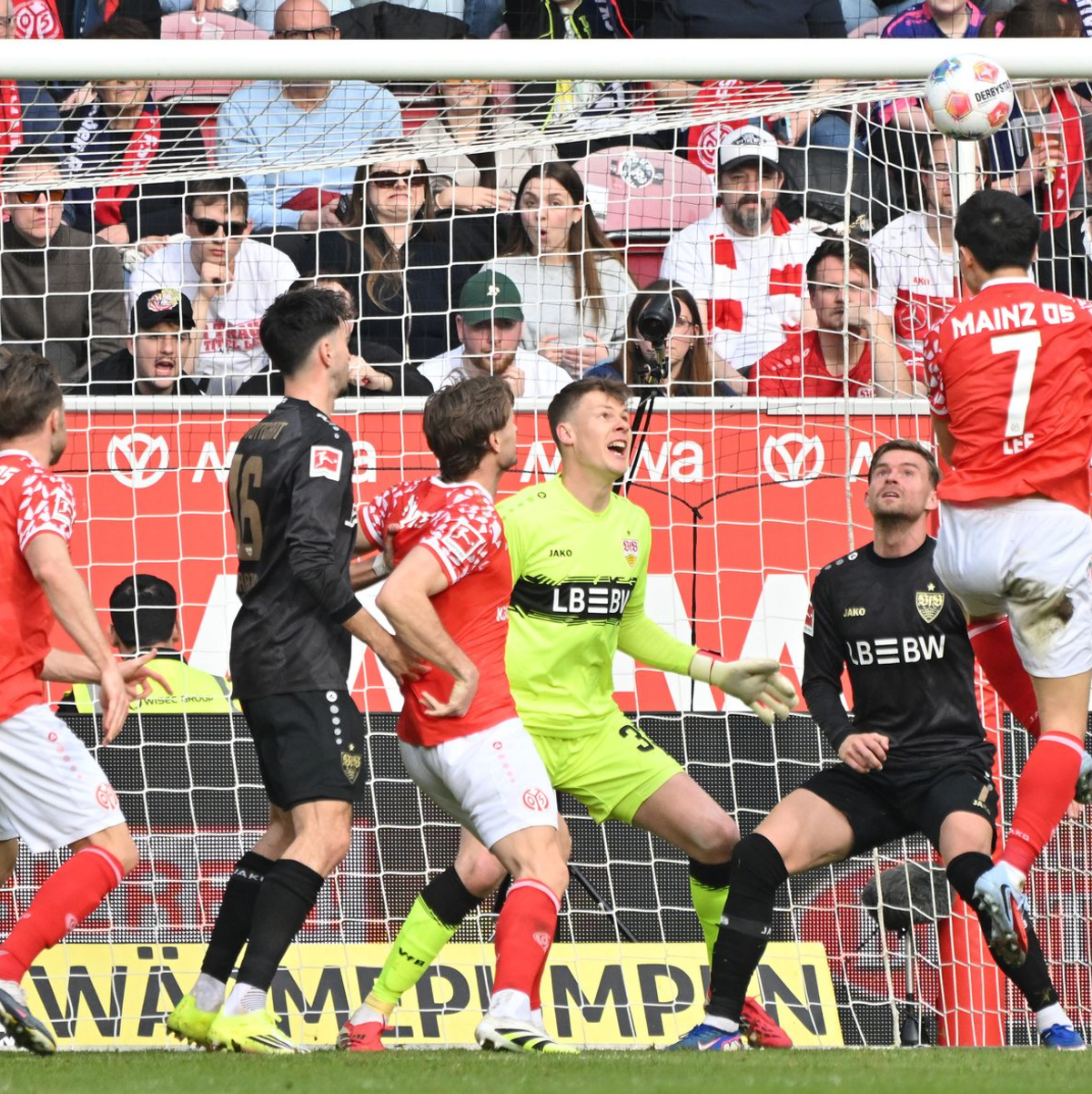 Traf zur Mainzer Führung: Jae-sung Lee (r). - Foto: Torsten Silz/dpa