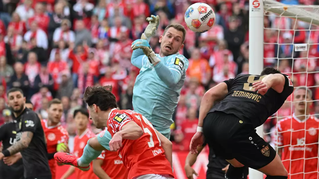 Stand zu Beginn im Fokus: Mainz-Torwart Daniel Batz.  - Bild: Torsten Silz/dpa