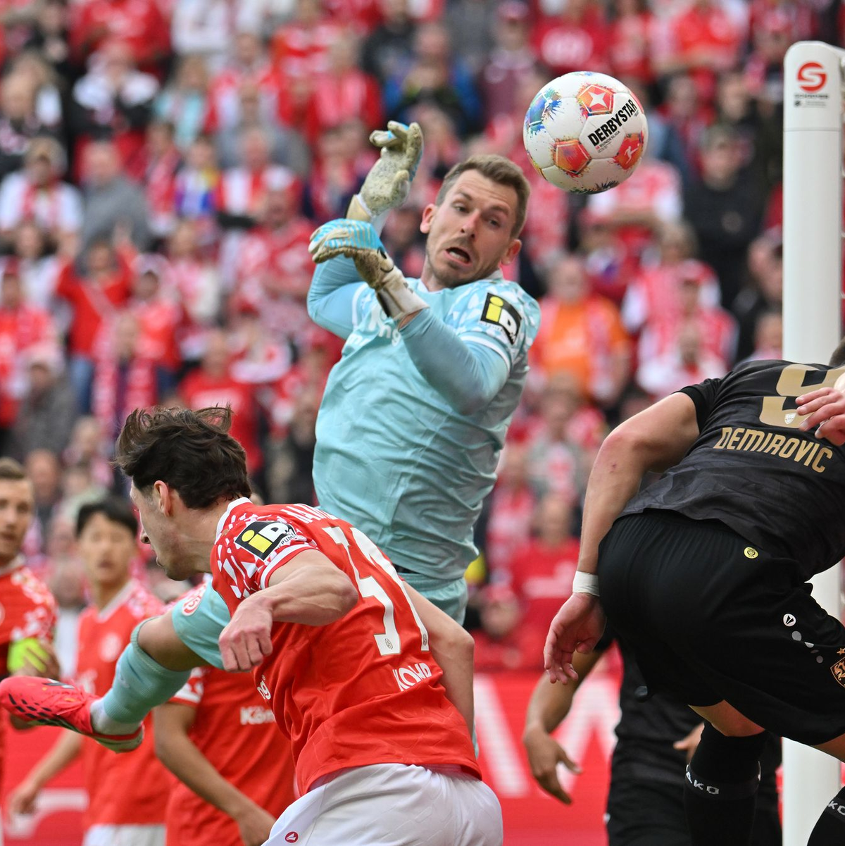 Stand zu Beginn im Fokus: Mainz-Torwart Daniel Batz.  - Foto: Torsten Silz/dpa