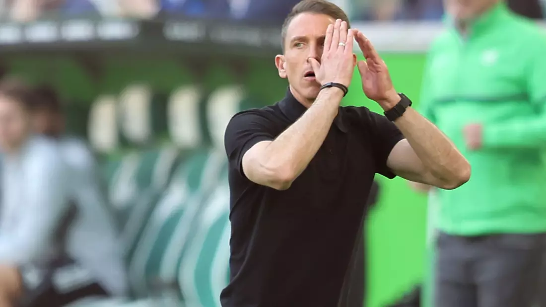 Wolfsburgs Trainer Daniel Bauer muss um seinen Job bangen. - Bild: Andreas Gora/dpa