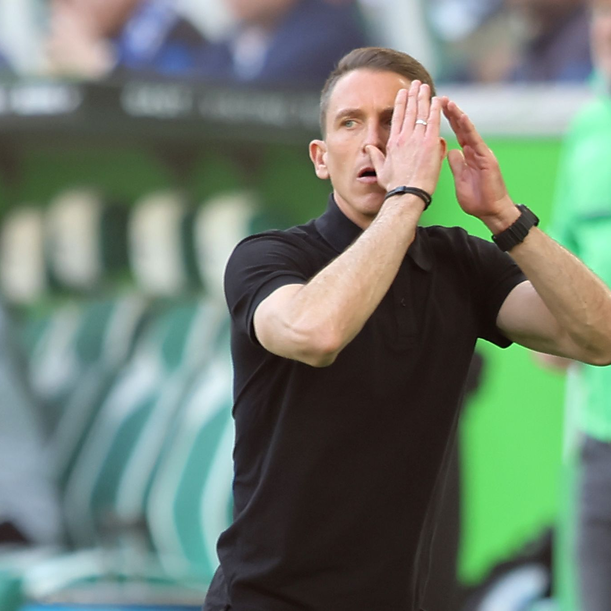 Wolfsburgs Trainer Daniel Bauer muss um seinen Job bangen. - Foto: Andreas Gora/dpa