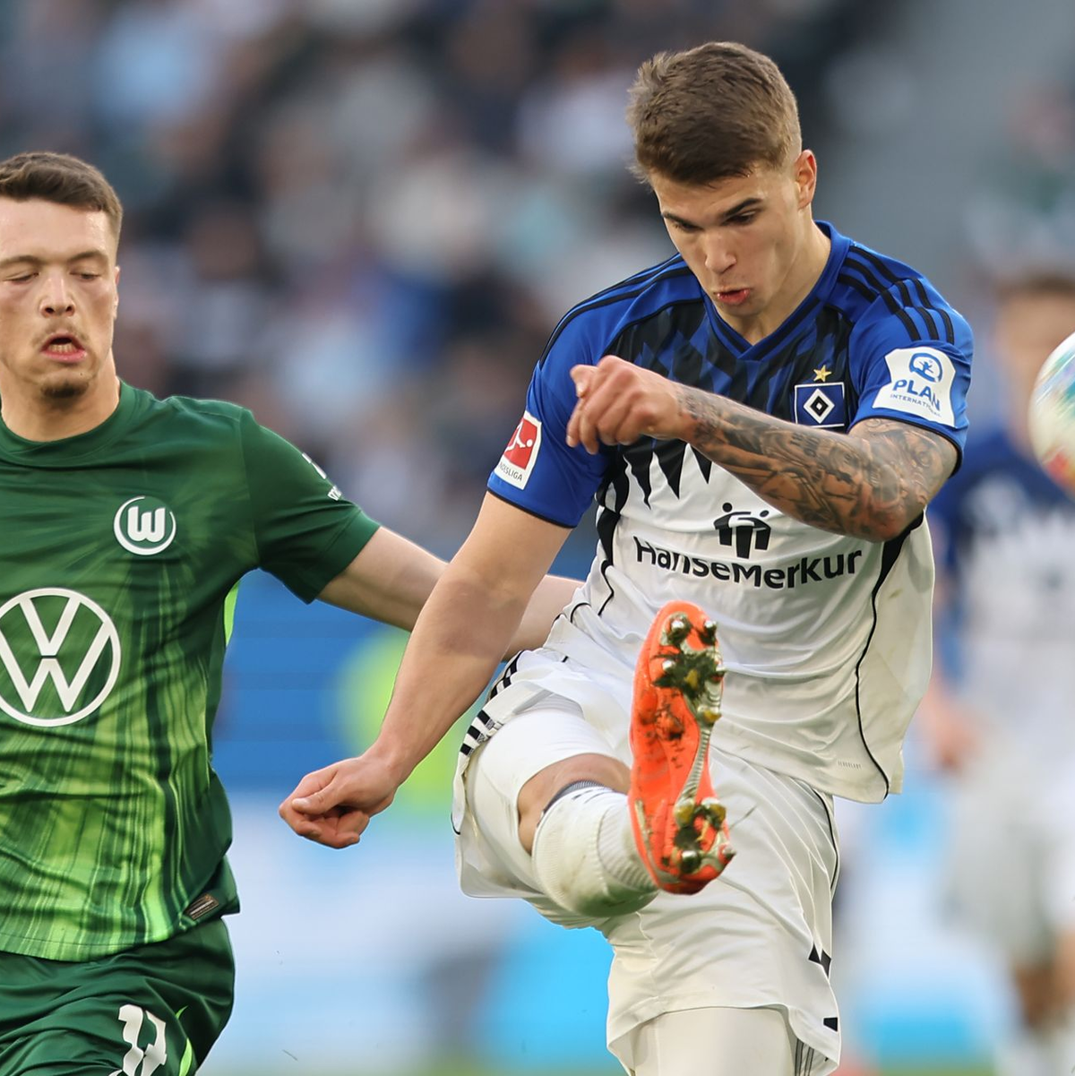 Abstiegskampf pur zwischen dem VfL Wolfsburg und dem Hamburger SV. - Foto: Andreas Gora/dpa
