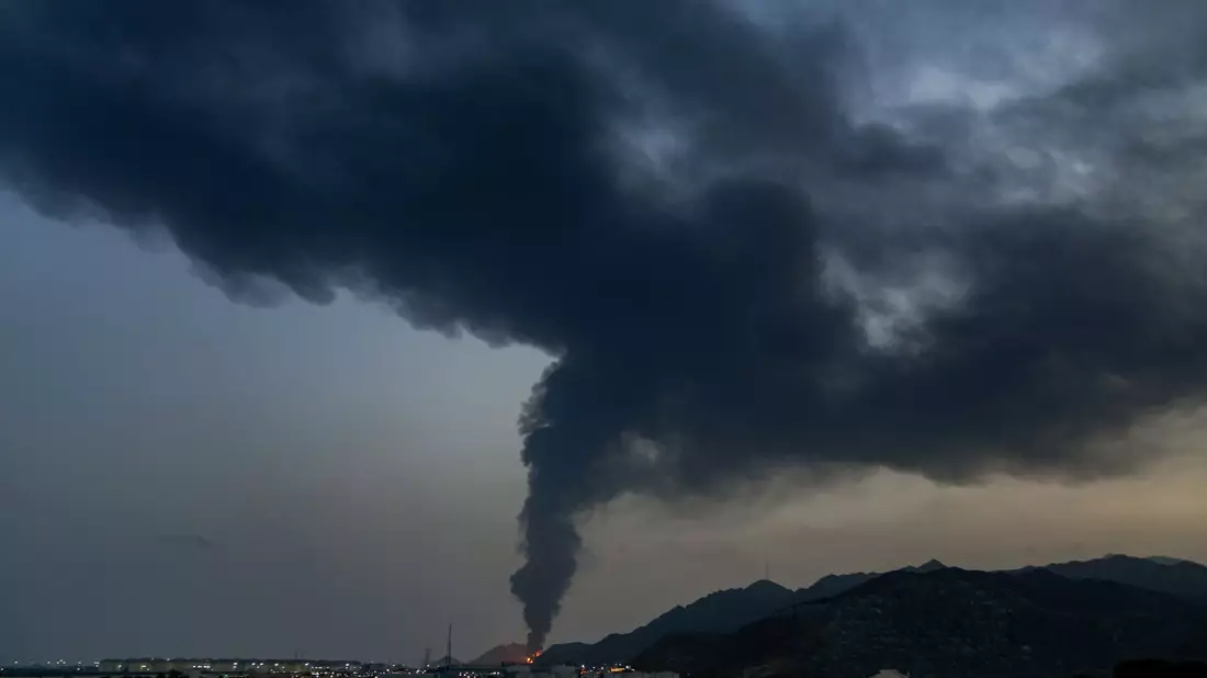 Der Iran nimmt die Emirate im Vergleich zu den anderen Golfstaaten bisher besonders stark unter Beschuss. (Archivbild) - Bild: Altaf Qadri/AP/dpa