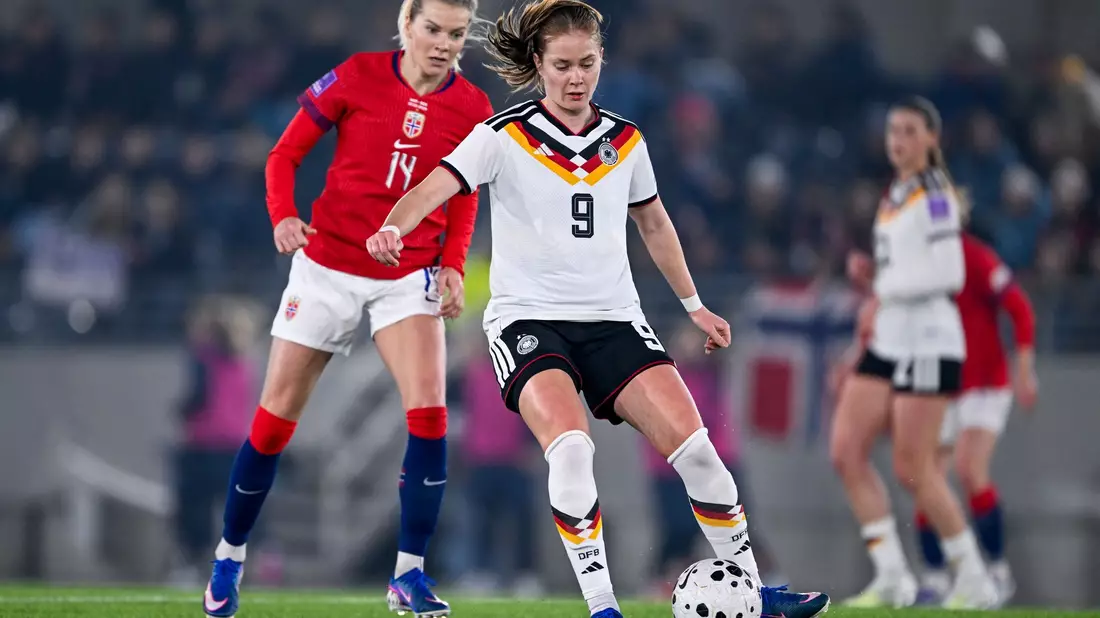 Oft einen Schritt schneller: Sjoeke Nüsken und die deutschen Fußballerinnen. - Bild: Carina Johansen/NTB/dpa