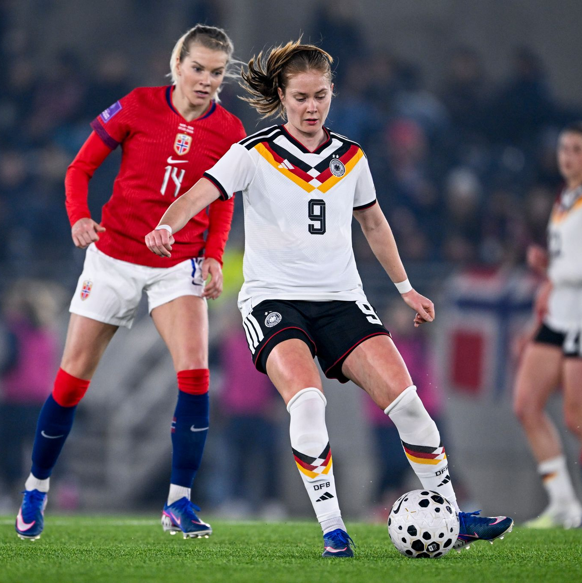 Oft einen Schritt schneller: Sjoeke Nüsken und die deutschen Fußballerinnen. - Foto: Carina Johansen/NTB/dpa