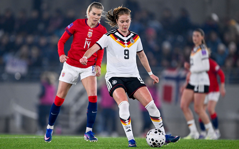 Oft einen Schritt schneller: Sjoeke Nüsken und die deutschen Fußballerinnen. - Foto: Carina Johansen/NTB/dpa