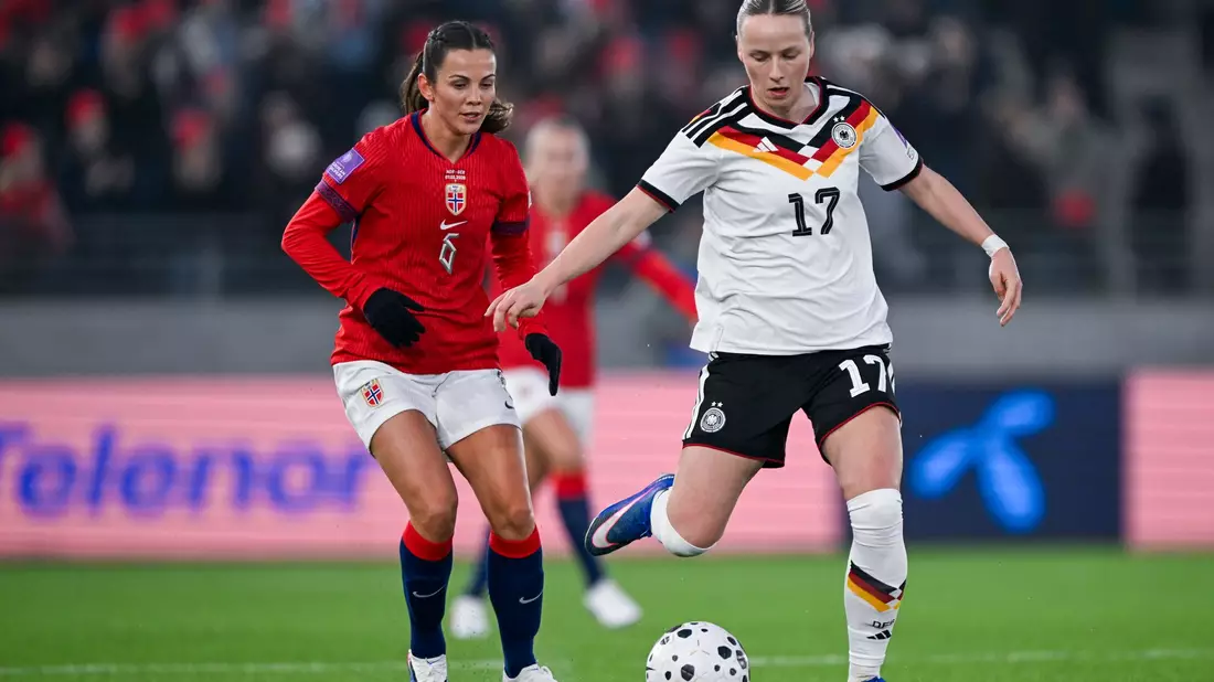 DFB-Verteidigerin Franziska Kett (r) machte über die linke Seite viel Tempo. - Bild: Carina Johansen/NTB/dpa