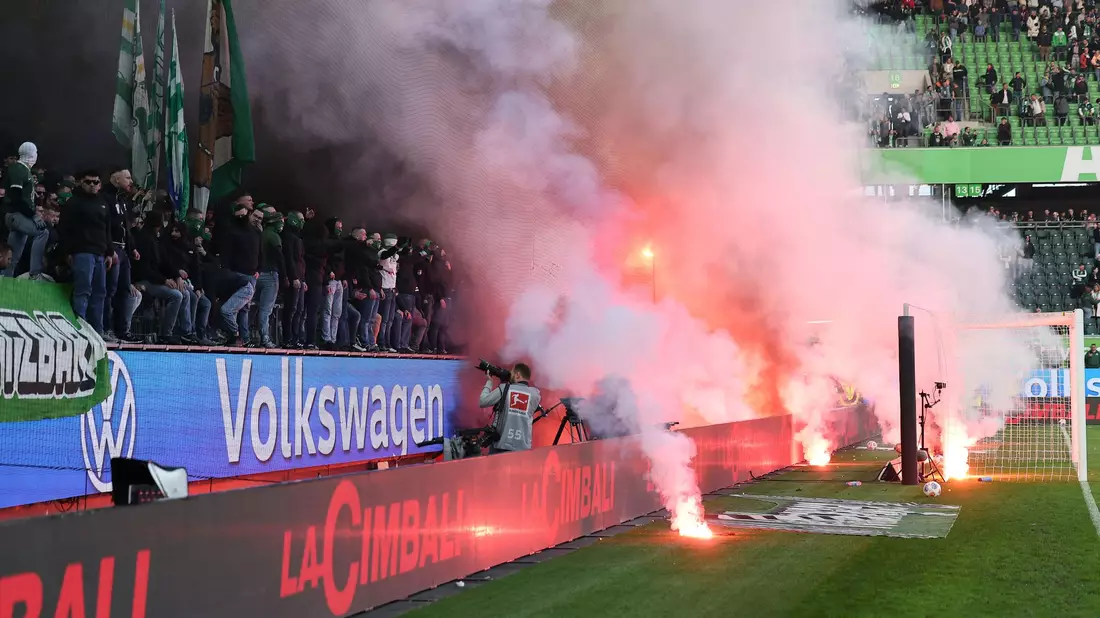 Nach dem Spiel entlud sich der Ärger der Wolfsburger Fans. - Bild: Andreas Gora/dpa