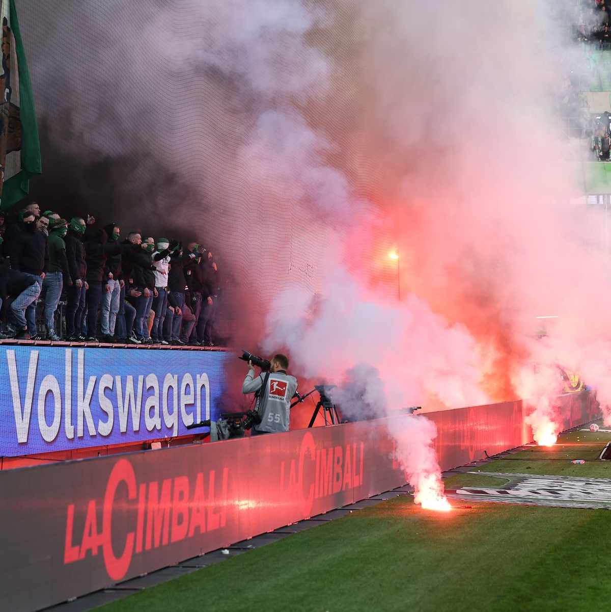 Nach dem Spiel entlud sich der Ärger der Wolfsburger Fans. - Foto: Andreas Gora/dpa