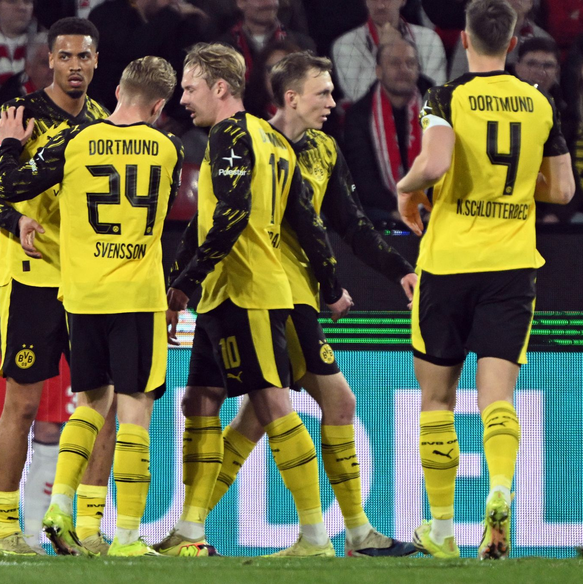 Gegen zehn Kölner hatte Dortmund zunächst leichtes Spiel - Foto: Federico Gambarini/dpa