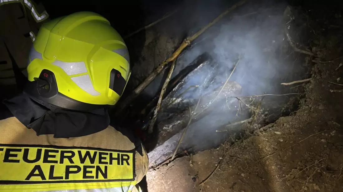 FW Alpen: Brand am Freizeitsee in Menzelen - Bild: presseportal.de