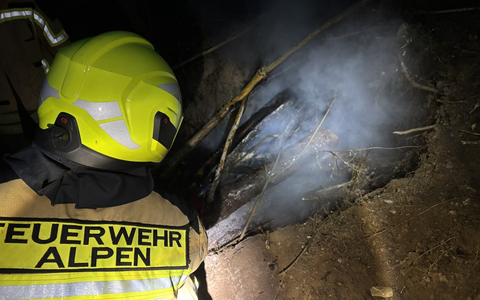 FW Alpen: Brand am Freizeitsee in Menzelen - Foto: presseportal.de