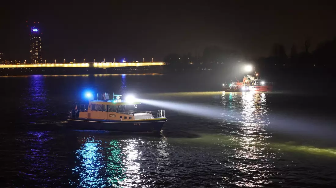 Ein junger Mann und seine Beifahrerin sind bei einem Verkehrsunfall in den Rhein gestürzt.  - Bild: Jan Ohmen/-/dpa