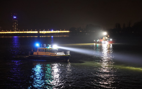 Ein junger Mann und seine Beifahrerin sind bei einem Verkehrsunfall in den Rhein gestürzt.  - Foto: Jan Ohmen/-/dpa