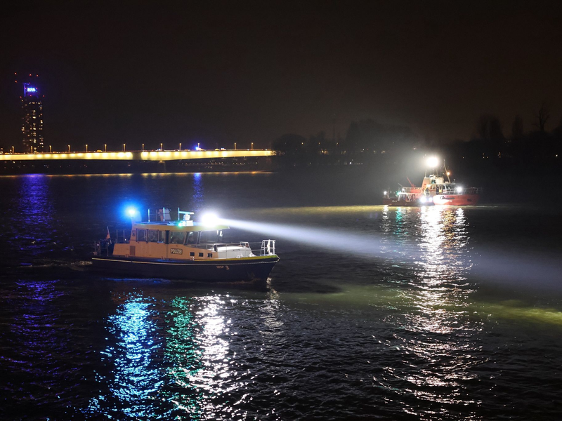 Ein junger Mann und seine Beifahrerin sind bei einem Verkehrsunfall in den Rhein gestürzt.  - Foto: Jan Ohmen/-/dpa