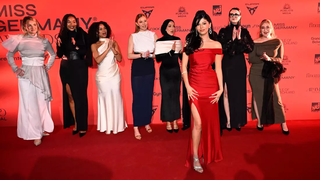 Rose Mondy mit weiteren Finalistinnen der «Miss Germany Awards».  - Bild: Felix Hörhager/dpa