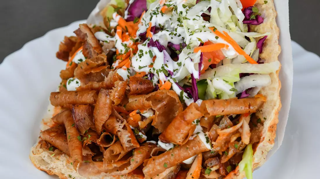Fleisch, Salat, Sauce und Brot: Und fertig ist der Döner. (Archivbild) - Bild: Patrick Pleul/dpa-Zentralbild/dpa
