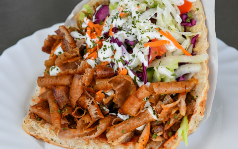 Fleisch, Salat, Sauce und Brot: Und fertig ist der Döner. (Archivbild) - Foto: Patrick Pleul/dpa-Zentralbild/dpa