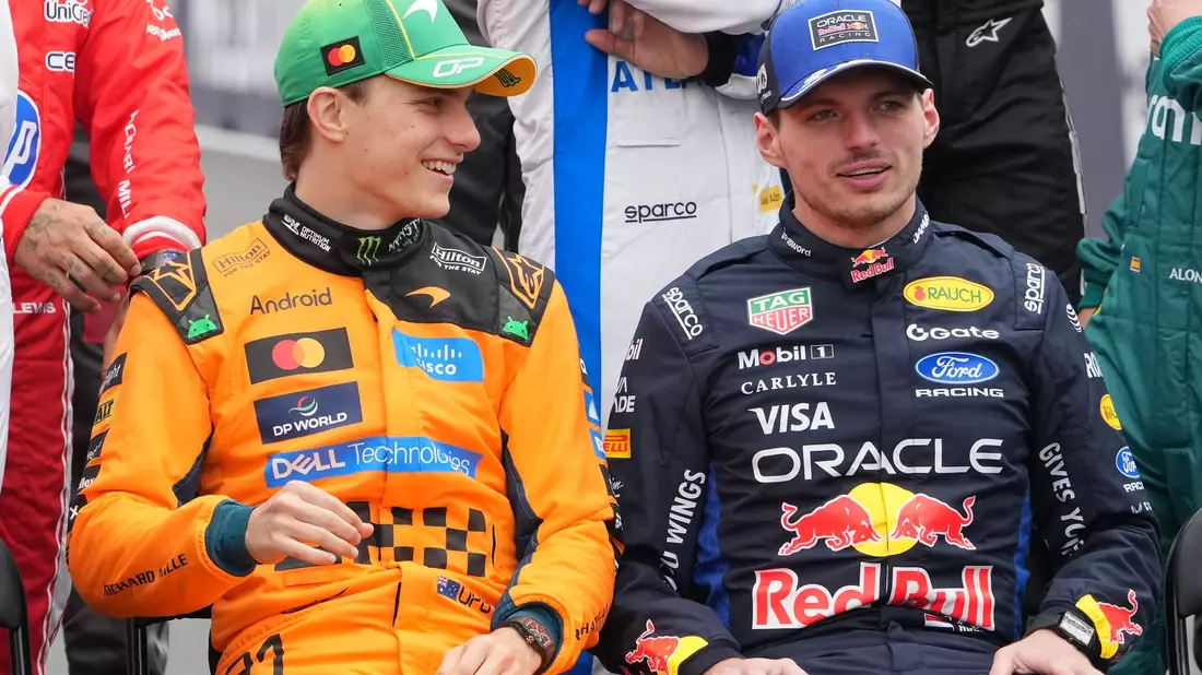 Oscar Piastri (l) hatte beim Gruppenfoto noch gut lachen. - Bild: Asanka Brendon Ratnayake/AP/dpa