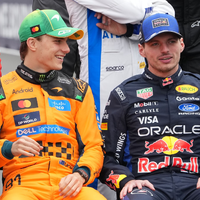 Oscar Piastri (l) hatte beim Gruppenfoto noch gut lachen. - Foto: Asanka Brendon Ratnayake/AP/dpa