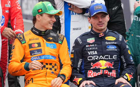 Oscar Piastri (l) hatte beim Gruppenfoto noch gut lachen. - Foto: Asanka Brendon Ratnayake/AP/dpa