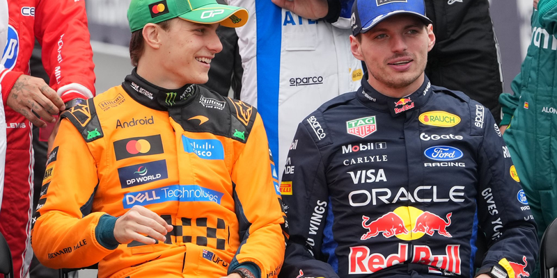 Oscar Piastri (l) hatte beim Gruppenfoto noch gut lachen. - Foto: Asanka Brendon Ratnayake/AP/dpa