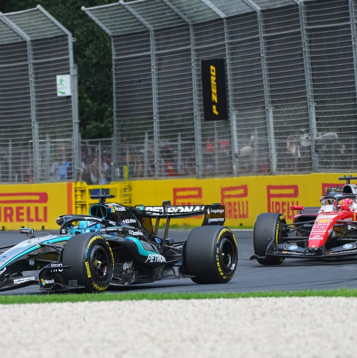 George Russell (l) und Charles Leclerc duellieren sich hart. - Foto: Scott Barbour/AP/dpa
