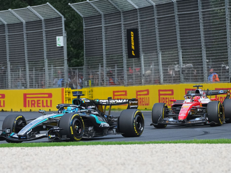 George Russell (l) und Charles Leclerc duellieren sich hart. - Foto: Scott Barbour/AP/dpa