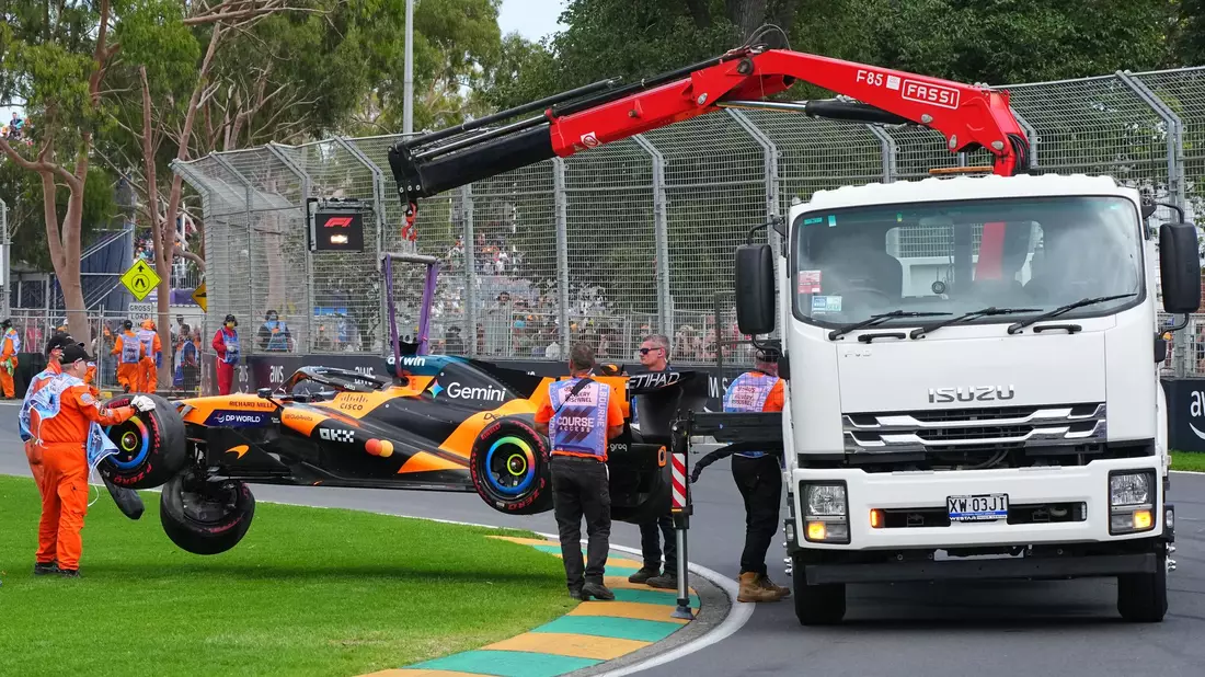 Die australischen Formel-1-Fans müssen den K.o. für Oscar Piastri verdauen. - Bild: Scott Barbour/AP/dpa