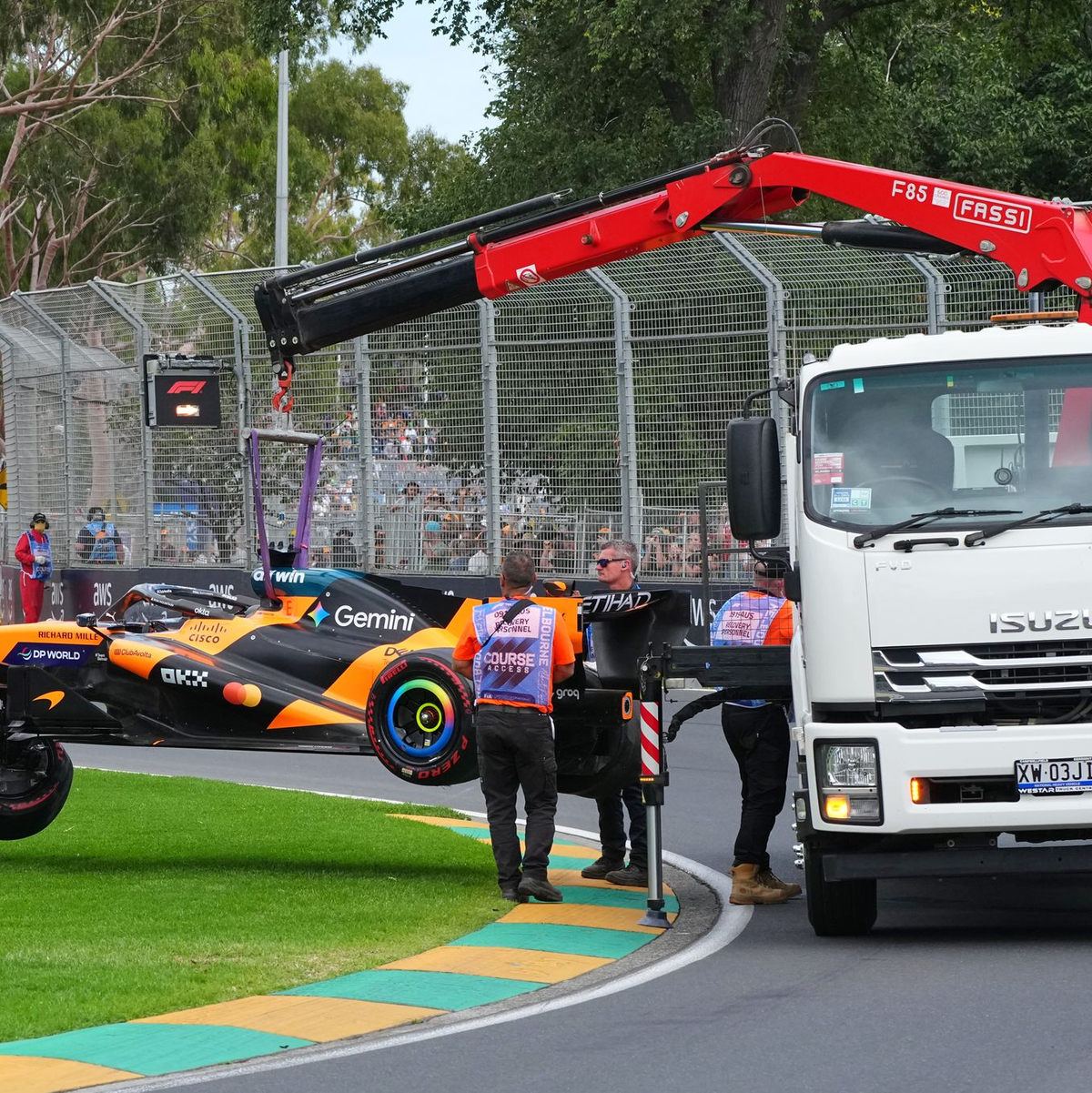 Die australischen Formel-1-Fans müssen den K.o. für Oscar Piastri verdauen. - Foto: Scott Barbour/AP/dpa