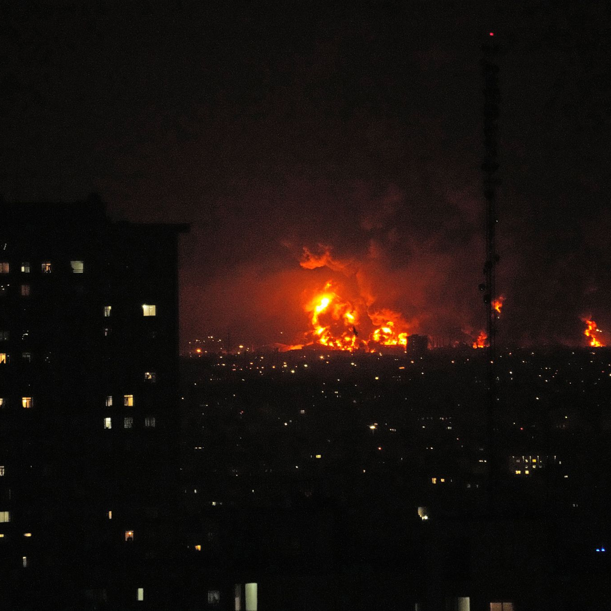 Israels Armee griff Öllager in Teheran an.  - Foto: Vahid Salemi/AP/dpa