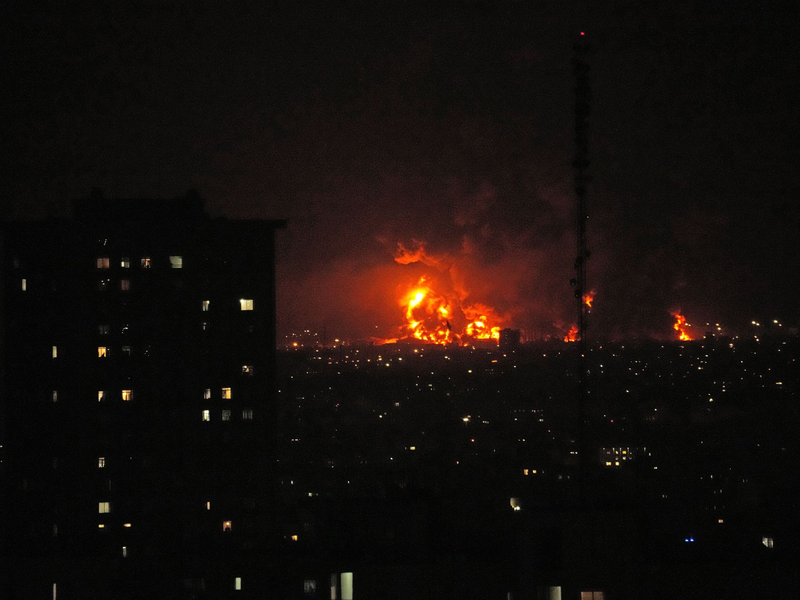 Israels Armee griff Öllager in Teheran an.  - Foto: Vahid Salemi/AP/dpa