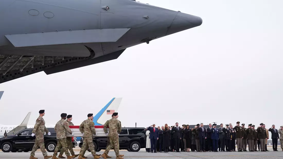 US-Präsident Trump erweist gefallenen US-Soldaten letzte Ehre.  - Bild: Mark Schiefelbein/AP/dpa