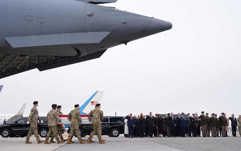US-Präsident Trump erweist gefallenen US-Soldaten letzte Ehre.  - Foto: Mark Schiefelbein/AP/dpa