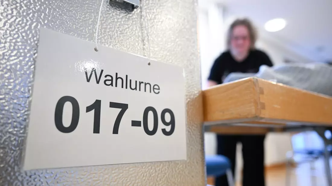 Die Wahllokale sind noch bis 18.00 Uhr geöffnet. - Bild: Bernd Weißbrod/dpa