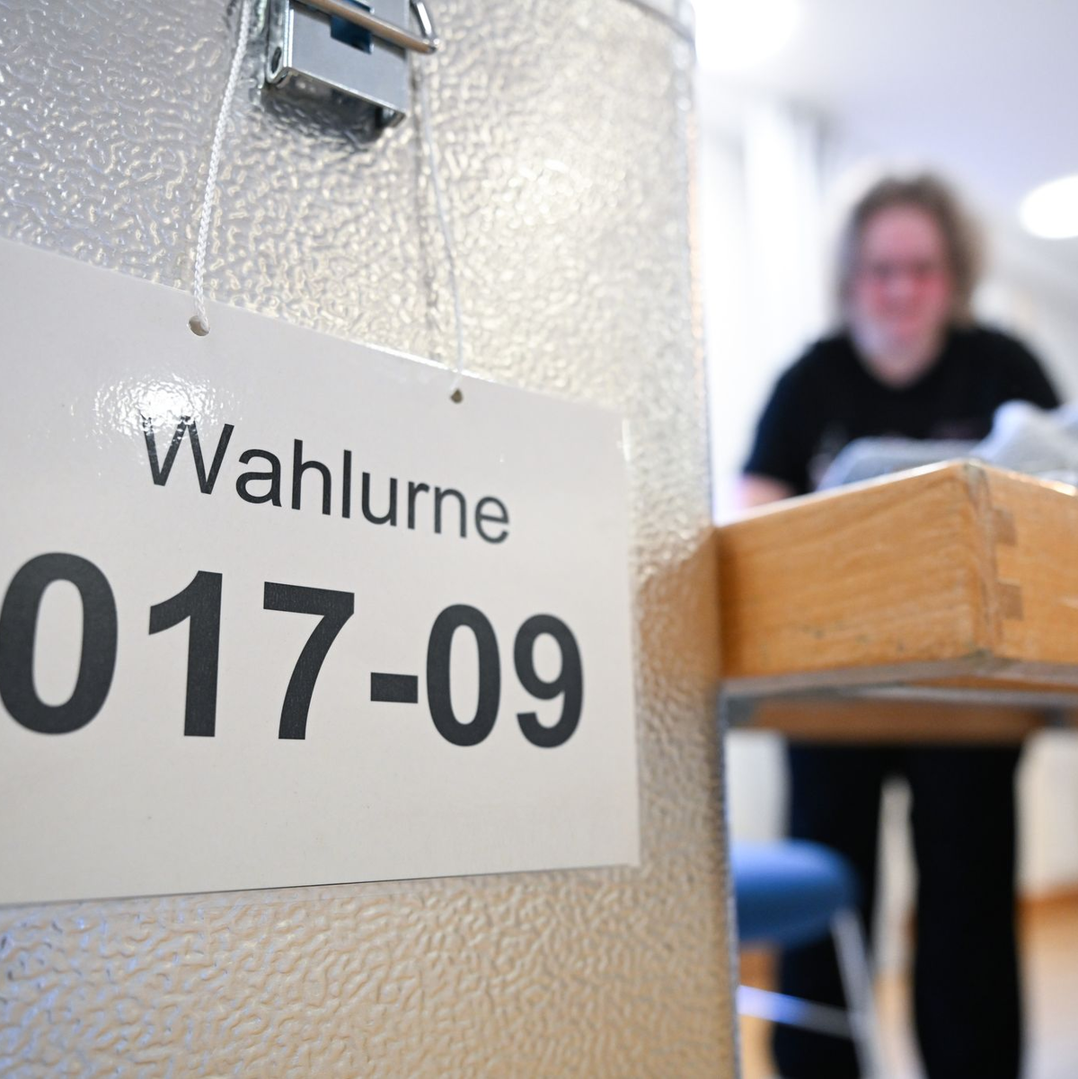 Die Wahllokale sind noch bis 18.00 Uhr geöffnet. - Foto: Bernd Weißbrod/dpa