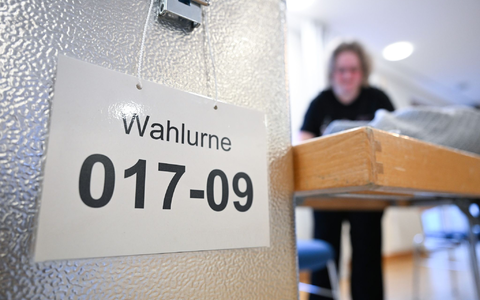 Die Wahllokale sind noch bis 18.00 Uhr geöffnet. - Foto: Bernd Weißbrod/dpa