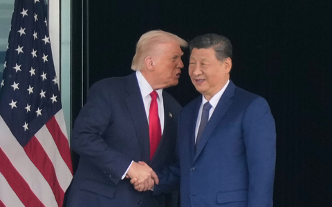 US-Präsident Trump und Chinas Staatschef Xi hatten sich vor Monaten in Südkorea getroffen. (Archivbild)  - Foto: Mark Schiefelbein/AP/dpa