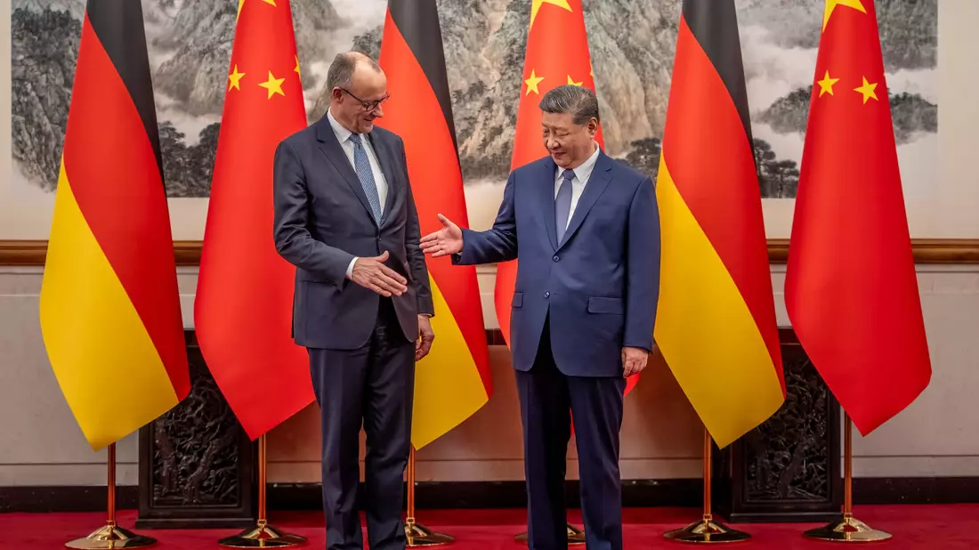 Bundeskanzler Merz reiste kürzlich nach Peking und schlug milde Töne an. (Archivbild) - Bild: Michael Kappeler/dpa