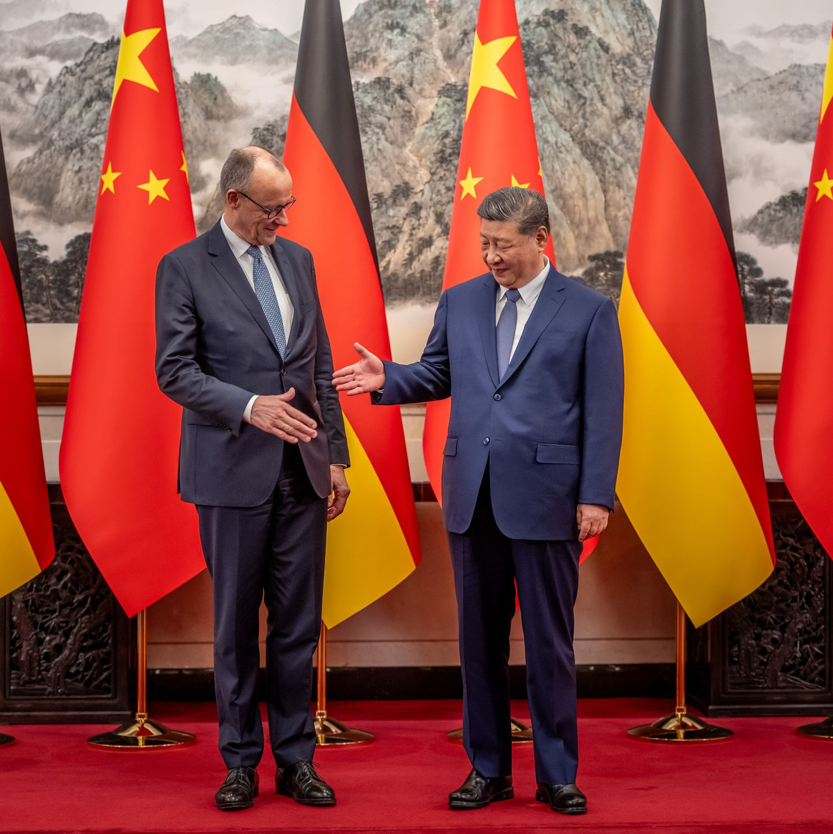 Bundeskanzler Merz reiste kürzlich nach Peking und schlug milde Töne an. (Archivbild) - Foto: Michael Kappeler/dpa