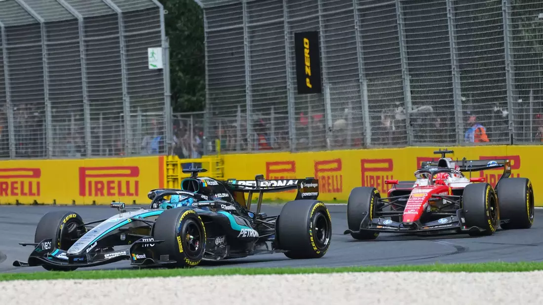 George Russell (l) und Charles Leclerc duellieren sich hart. - Bild: Scott Barbour/AP/dpa