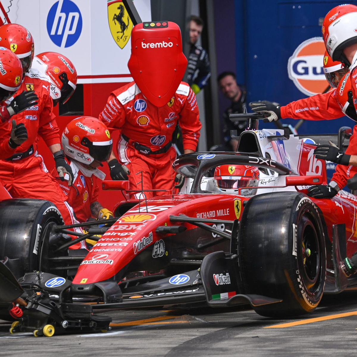 Charles Leclerc legt einen Raketenstart hin. - Foto: William West/POOL AFP/AP/dpa