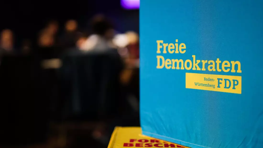 Das Logo der FDP Baden-Württemberg ist während des Landeshauptausschusses der FDP Baden-Württemberg auf einem Sitzwürfel zu sehen. - Bild: Christoph Schmidt/dpa
