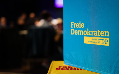 Das Logo der FDP Baden-Württemberg ist während des Landeshauptausschusses der FDP Baden-Württemberg auf einem Sitzwürfel zu sehen. - Foto: Christoph Schmidt/dpa
