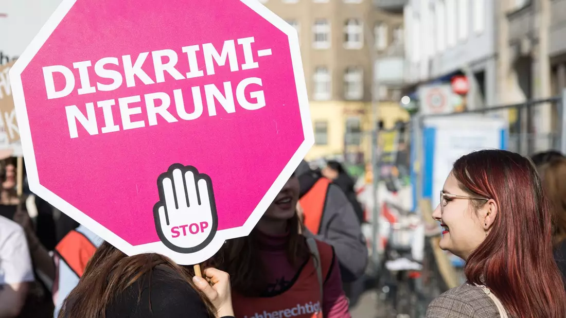 Programme gegen Diskriminierung sieht US-Präsident Trump als Auswuchs der «Gender-Ideologie». (Archivbild) - Bild: Hannes P. Albert/dpa