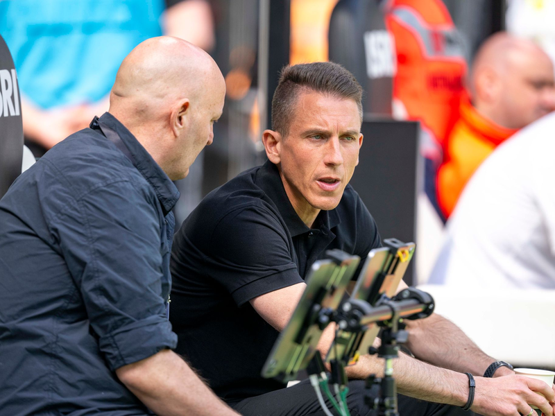 Müssen in Wolfsburg gehen: Geschäftsführer Peter Christiansen (l) und Trainer Daniel Bauer. - Foto: David Inderlied/dpa