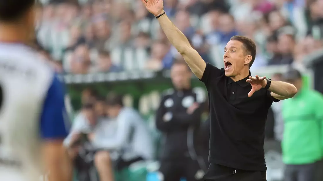 Nicht mehr Cheftrainer des VfL Wolfsburg: Daniel Bauer.  - Bild: Andreas Gora/dpa