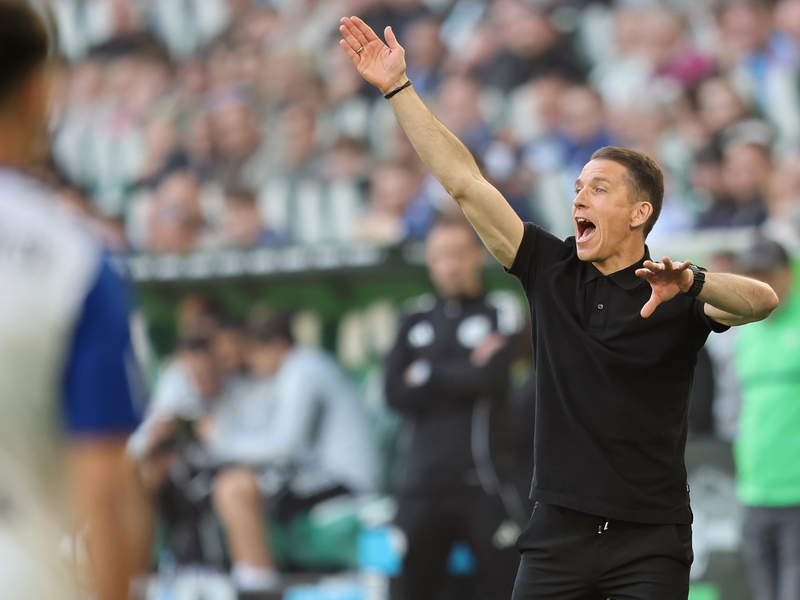 Nicht mehr Cheftrainer des VfL Wolfsburg: Daniel Bauer.  - Foto: Andreas Gora/dpa